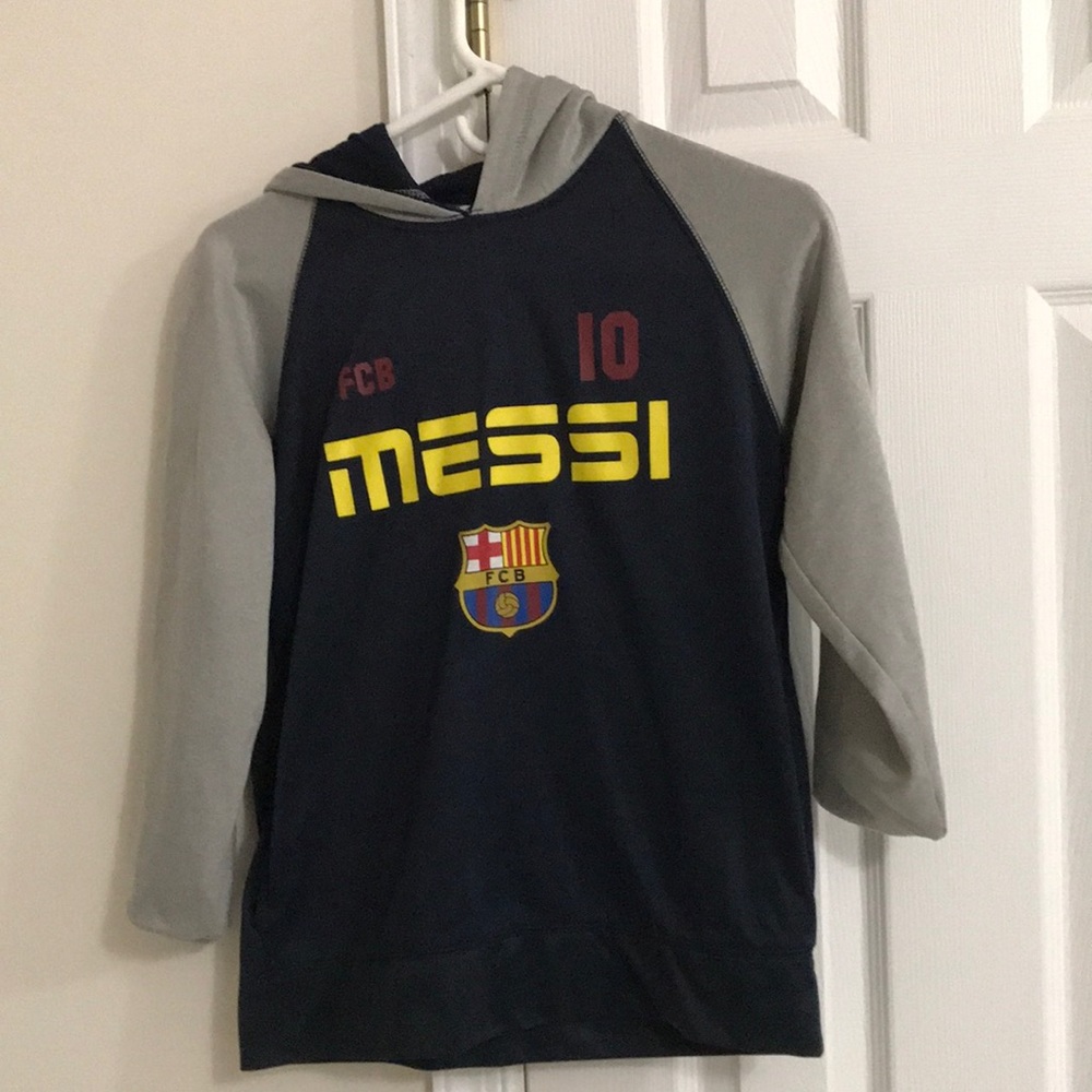 Long sleeve hoodie.